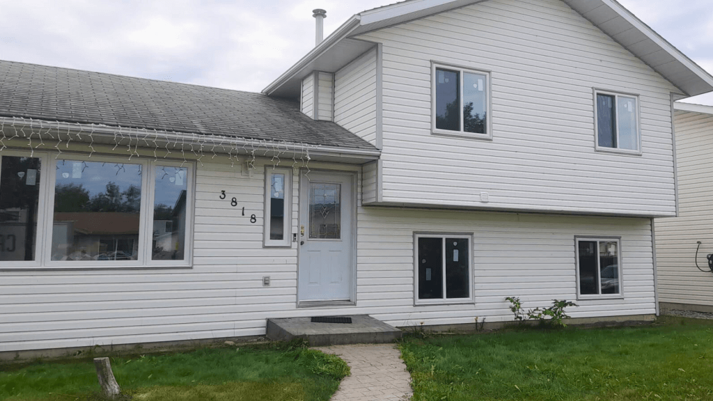 House vinyl windows installation by canglow